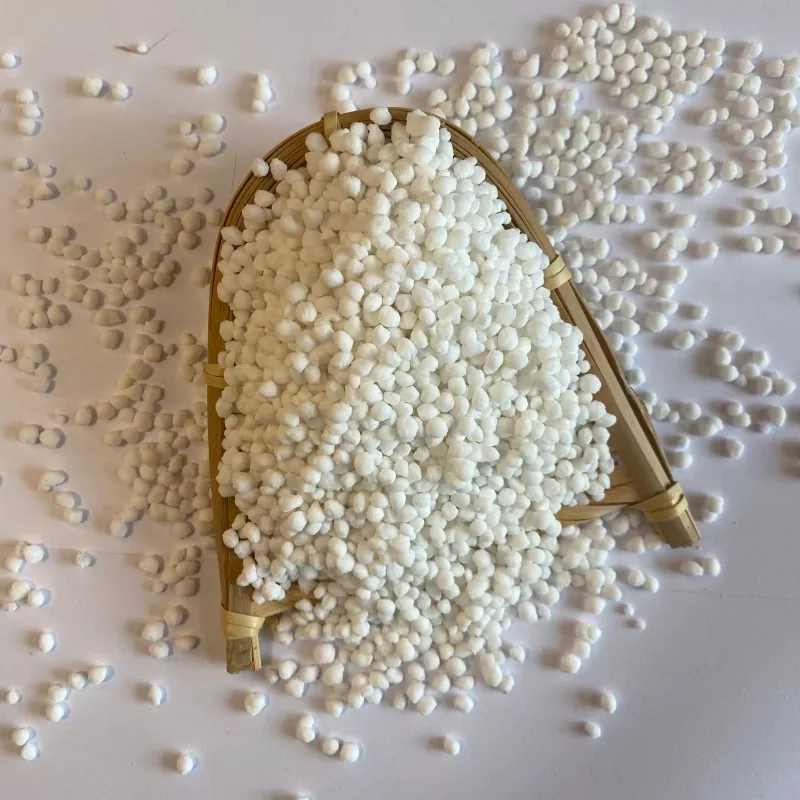 ¿Cómo se debe almacenar de forma segura el cloruro de amonio como materia prima química?